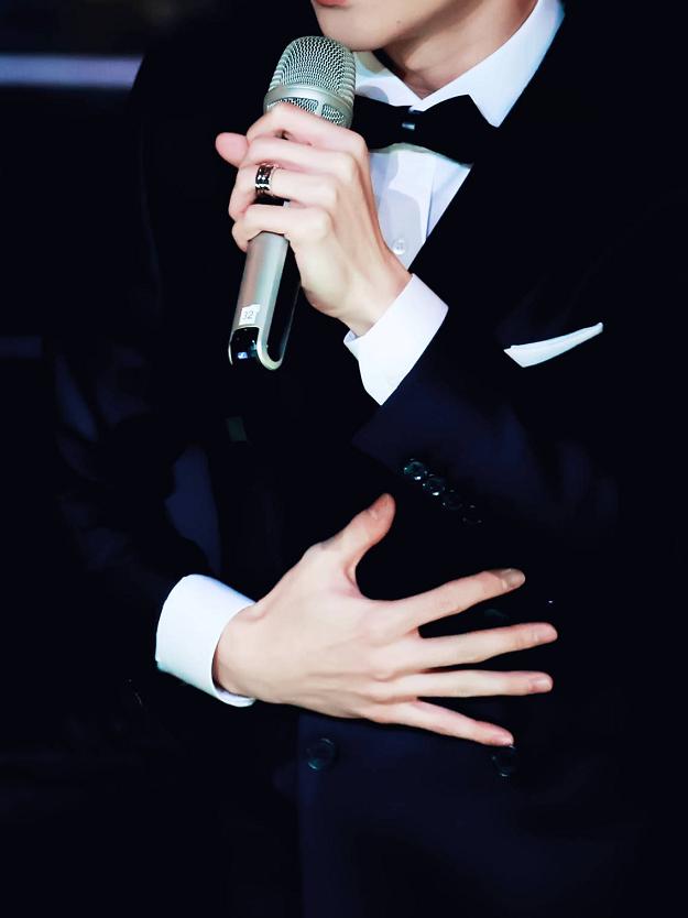 镜头下男明星的手,放大后对比,其实比很多女明星的手还精致