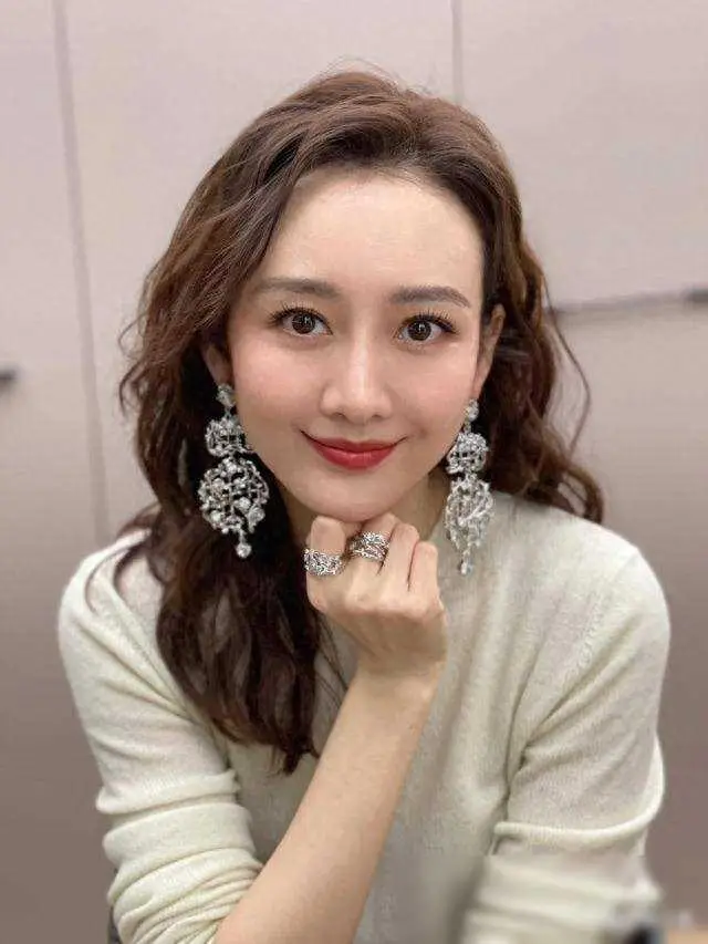 她的异性缘之好,似乎已成传说,就连主持界的才子撒贝宁也对她倾心不已