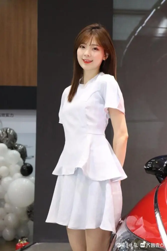网红车模春晓现身齐鲁国际车展,被粉丝环绕_腾讯新闻
