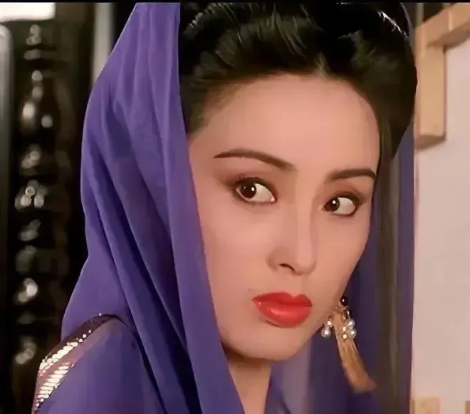 56岁穿抹胸背心的张敏,让人看到了中老年女星的身材"尴尬"_腾讯新闻