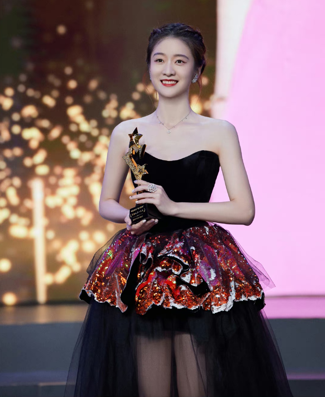 张雪迎# 肤白貌美的容颜,清纯妩媚,白皙细嫩的肩颈线,丰满傲人的事业