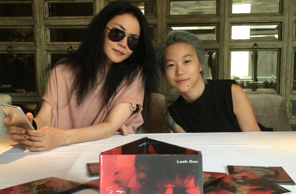 窦靖童与王菲亲密同框