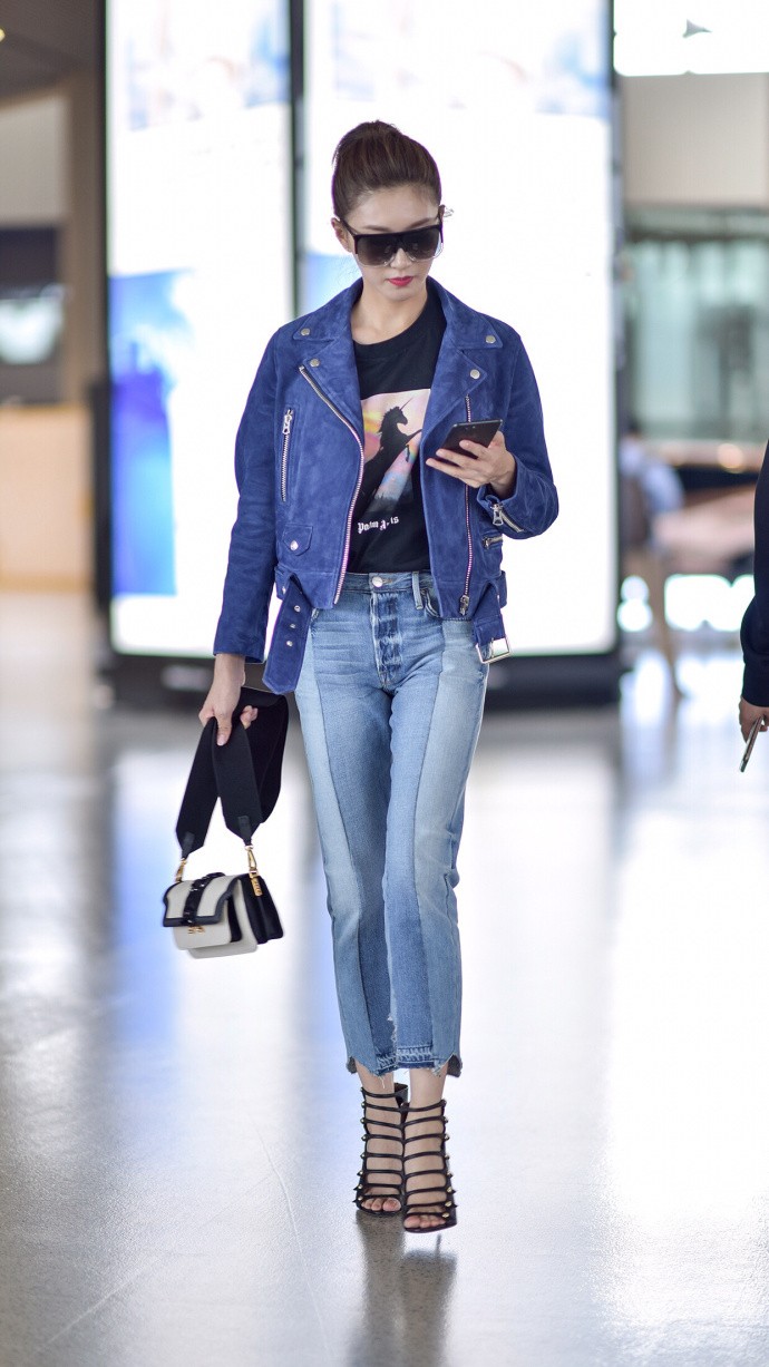 江疏影用牛仔裤打造酷帅风裤腿还缺一块走机场真新潮