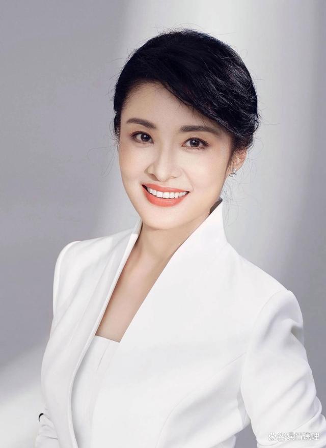 央视最美主持人周涛:端庄大气,国色天香,大国风范