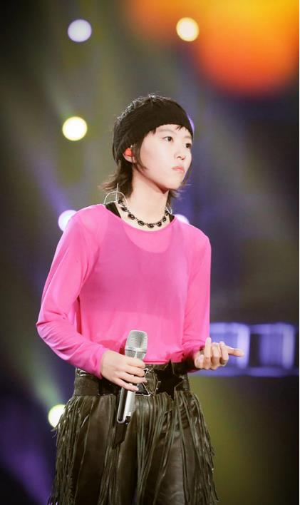 又美,连帽卫衣配工装裤真惊艳,换个发型差点认不出_窦靖童_长发_风格