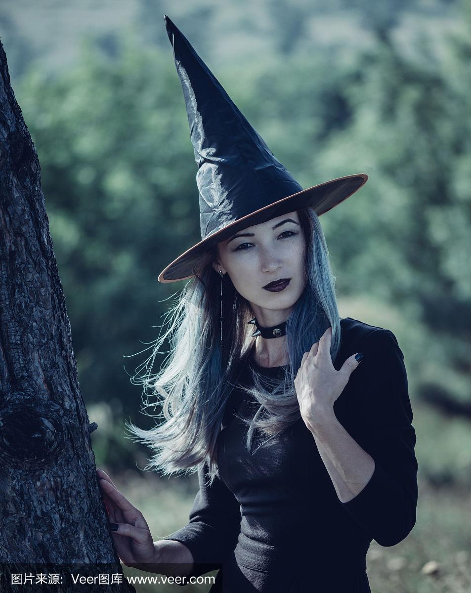 美丽的万圣节女巫.