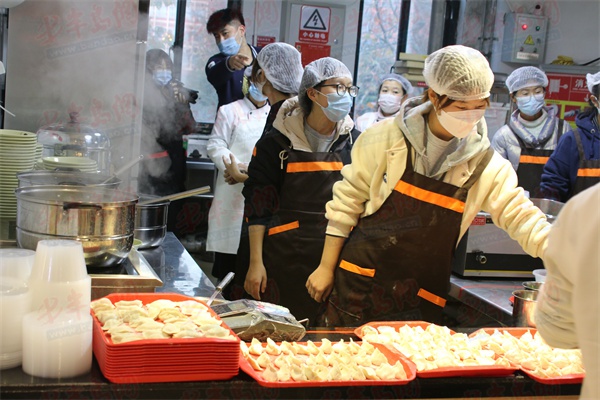 百名大学生走进餐厅进行劳动体验,开展理论实践 青岛理工大学"身边的