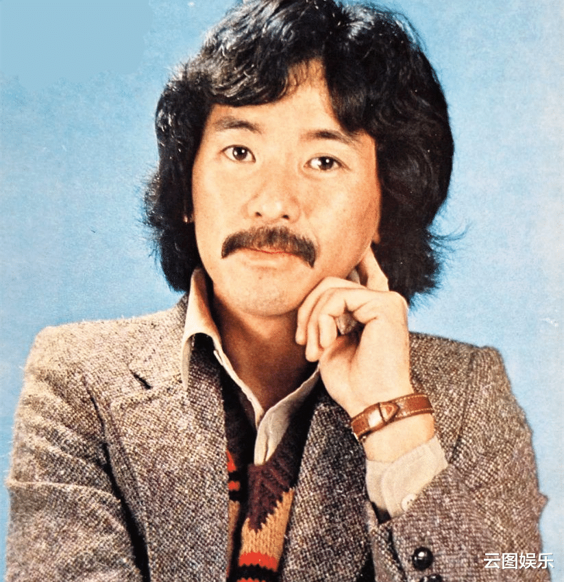 林子祥35岁儿子近照,留大妈款卷发难掩帅气,五官俊秀更胜老爸