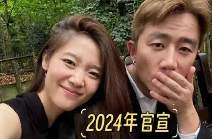 黄轩还回复了一句"可以相信".真的很甜啊.在合照当中女朋友颜值