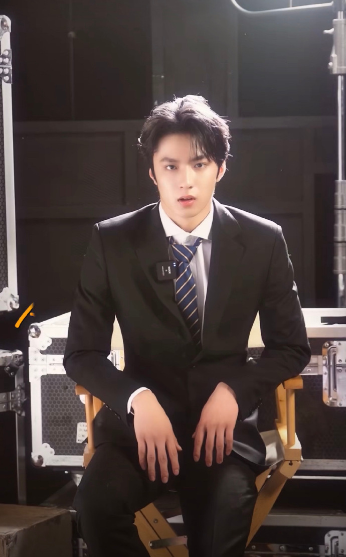 刘耀文说粤语台词##刘耀文无限超越班黑色西装大片