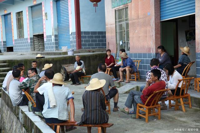 大人们,在一起拉拉家常,唠唠嗑,而小孩子们在一起,疯赶打闹.