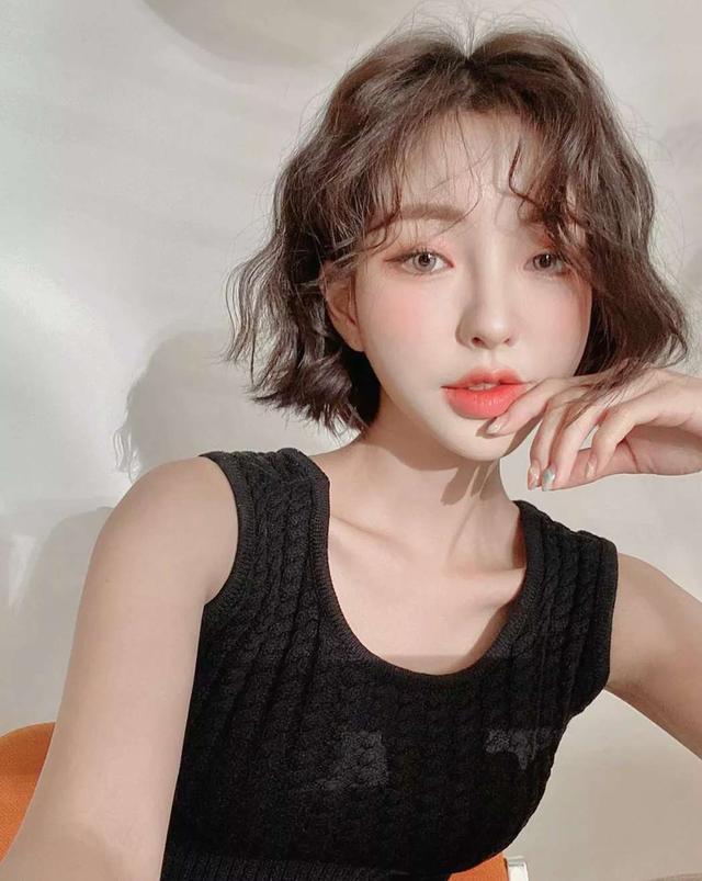 35岁的女人留什么发型显年轻?10款时尚减龄的卷发,【染发颜色大全】