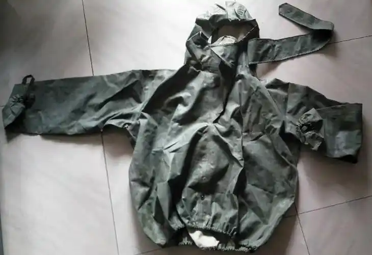 原解放军防化兵使用过的雨衣(上衣)两件.