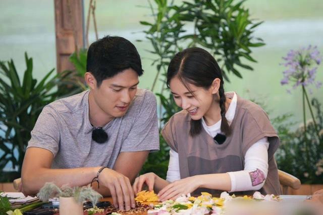 王子文和王凯在《欢乐颂》里有亲嘴的戏份,那天拍完后,王子文双手叉腰