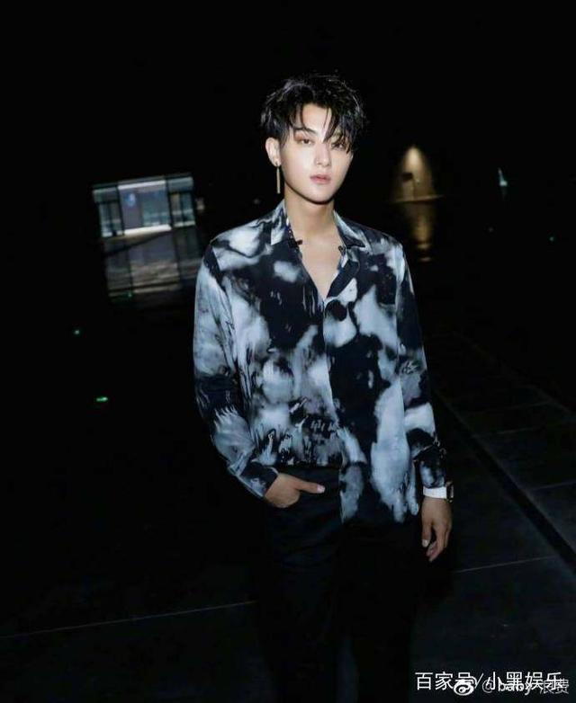 黄子韬自从回国后,就一直在被黑,什么谜之自信啊,化妆啊,娘啊,还有跟