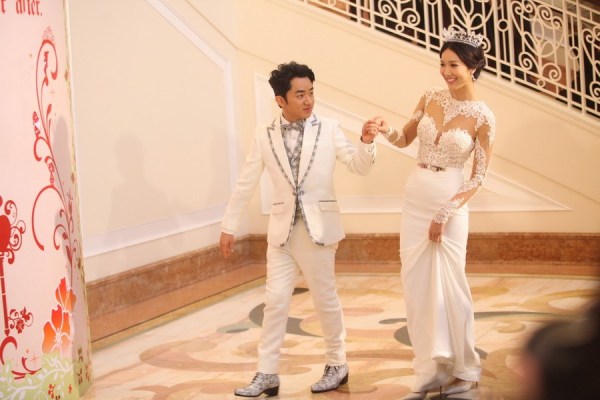 15日晚又在香港迪士尼乐园举办"童话婚礼",下午5时许,王祖蓝与李亚男