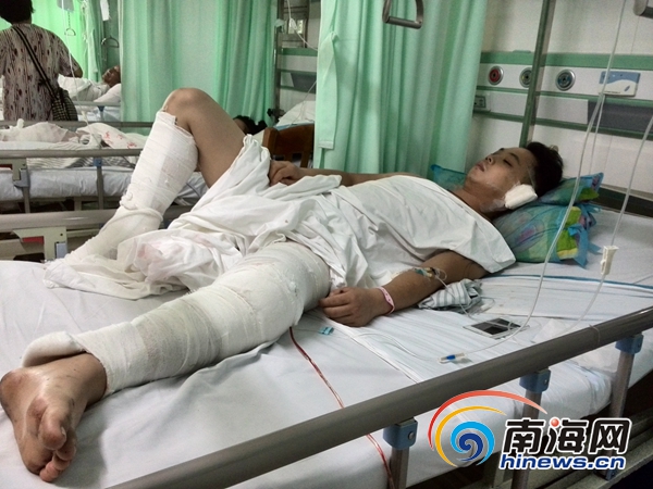 受害人左某全身打着绷带躺在病床上.南国都市报记者林文泉摄