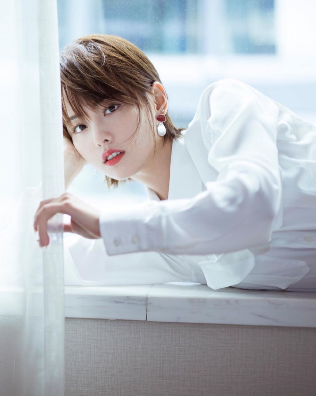 张嘉倪短发白衬衫,温婉的气质楚楚动人哦!