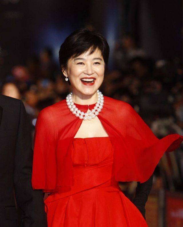 原创林青霞能看出老了穿披风难掩膀大腰圆大红裙无奈暴露身材发福