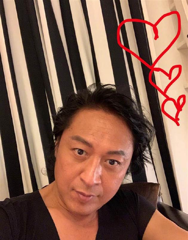 马景涛晒自拍让粉丝打分 被批技术差五官拍到变形