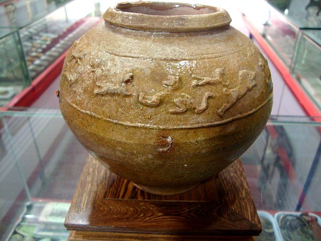 汉代跑兽黄釉罐