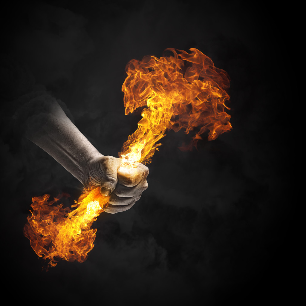 火在手,手握着火焰的人的近身特写