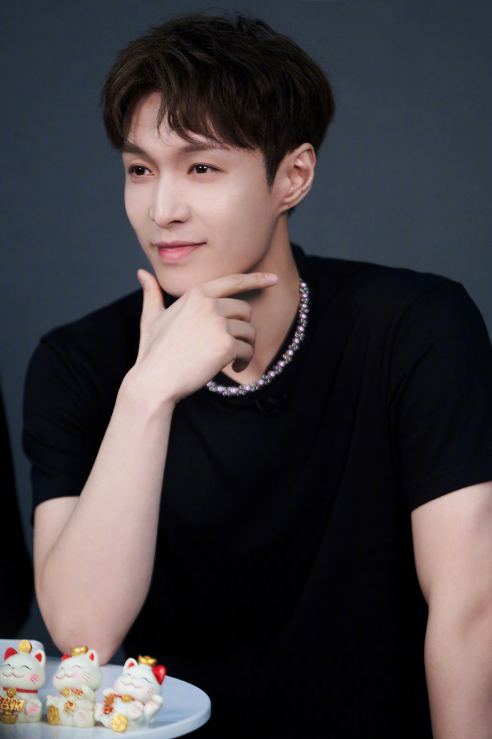 张艺兴超话  240330 工作室更新《盒子里的猫》艺兴照片16p    跳舞