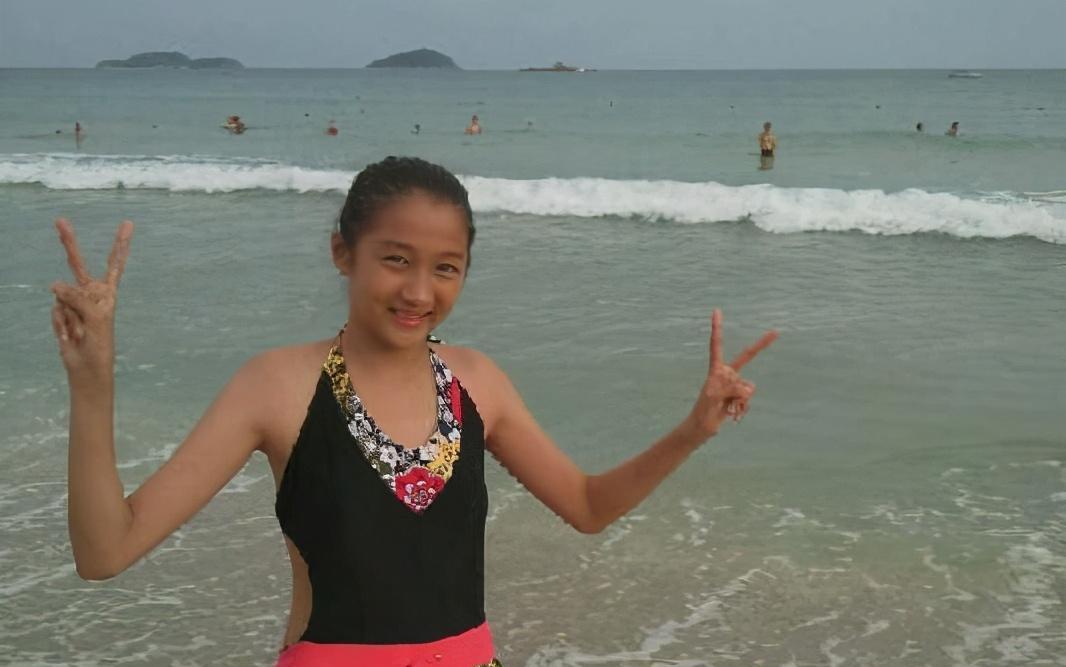 国民闺女关晓彤早期泳照曝光对着镜头撒娇的样子真迷人