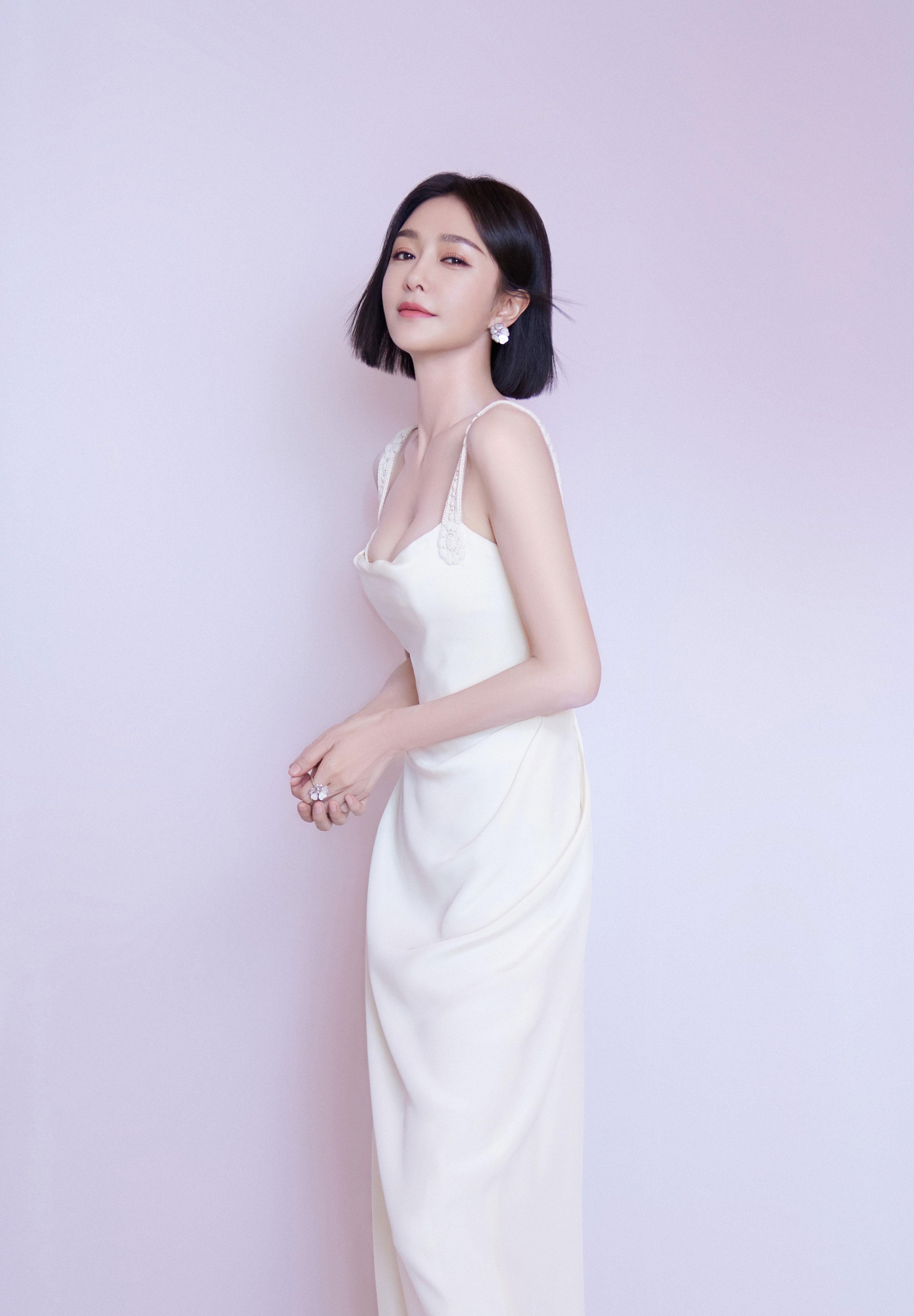 秦岚春日浪漫时尚写真,身材优越,颜值明艳动人!_气质_照片_短发