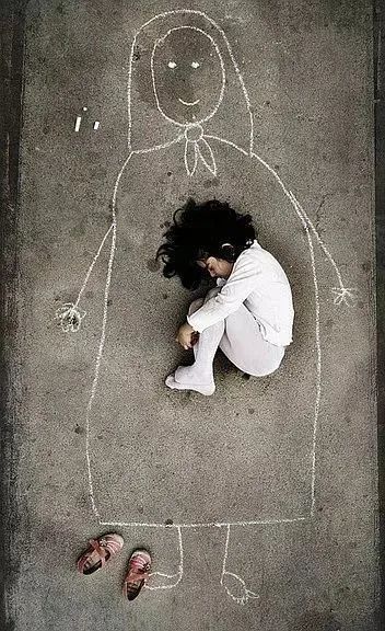 她蜷缩着身体,躺在"妈妈"冰冷的怀里,想要得到一丝慰藉.