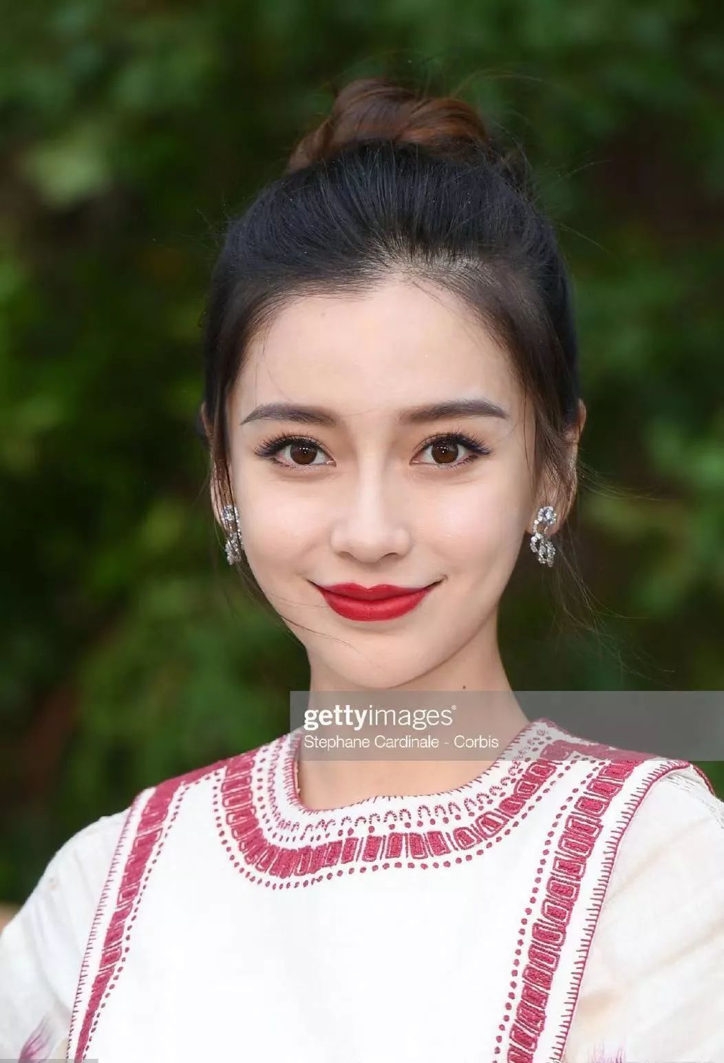 原创时装周女星无修图:郑爽的脸太可怕,沈月粗腿抢镜热巴也不太行