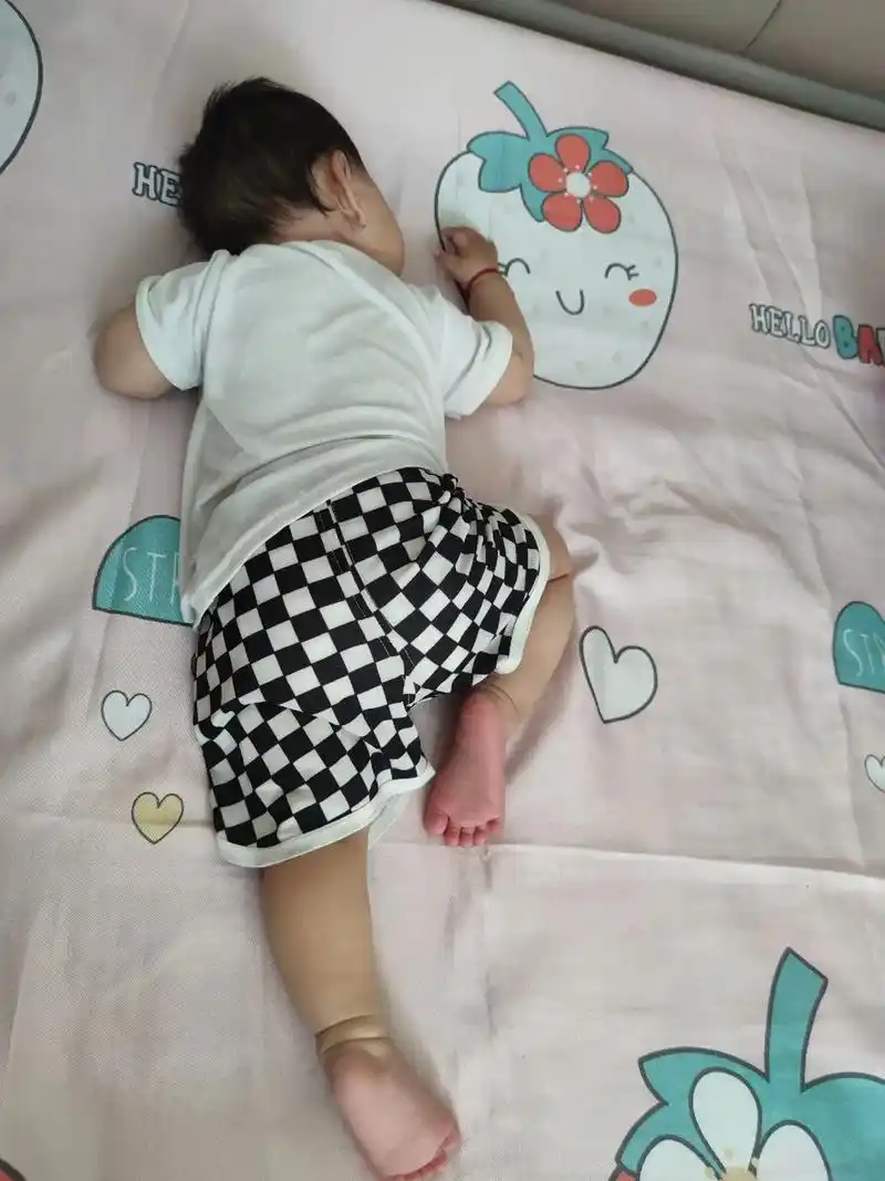 宝宝日常之奇奇怪怪的睡觉姿势.