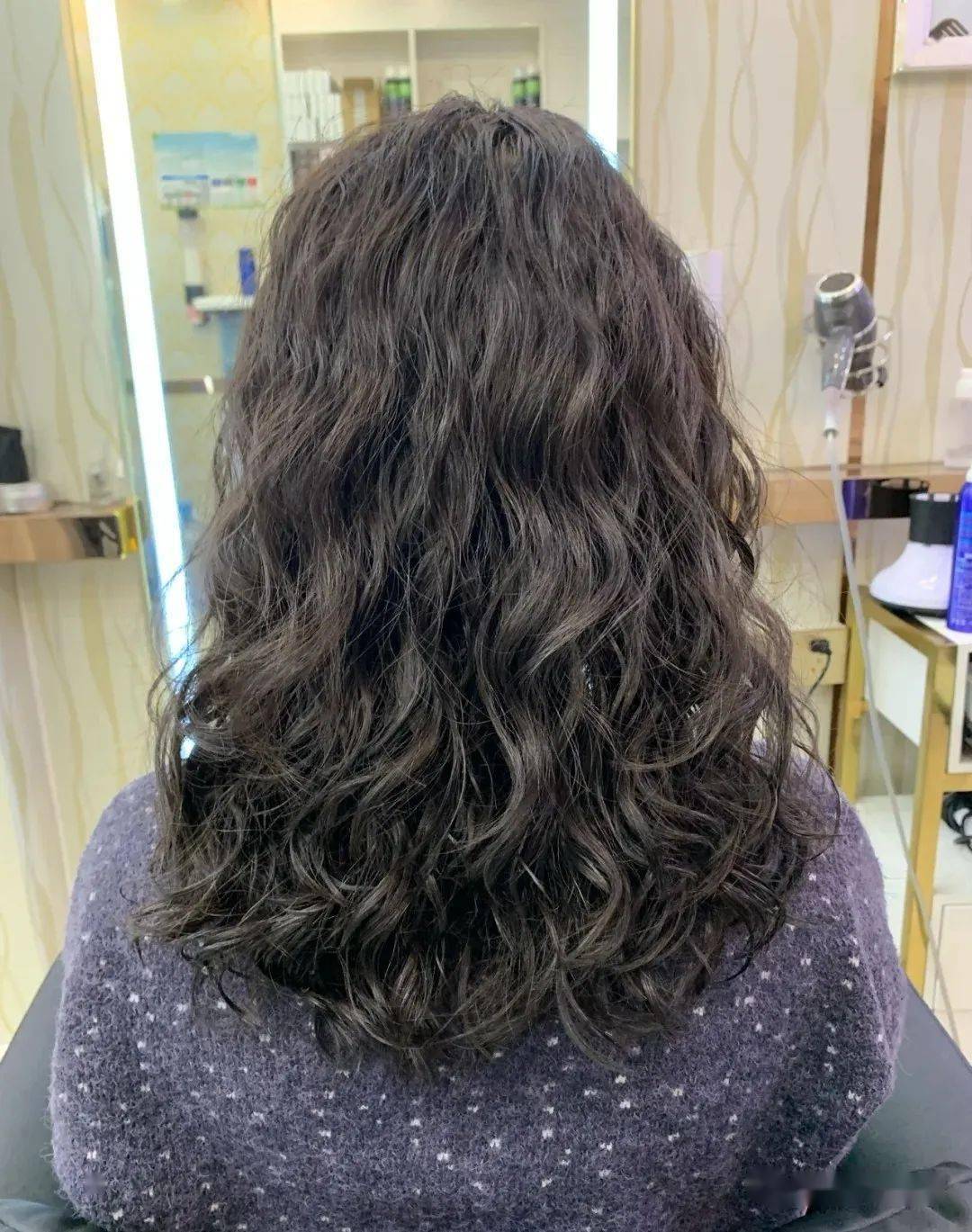 羊毛卷这种发型一直是款非常流行的发型,可以说是永