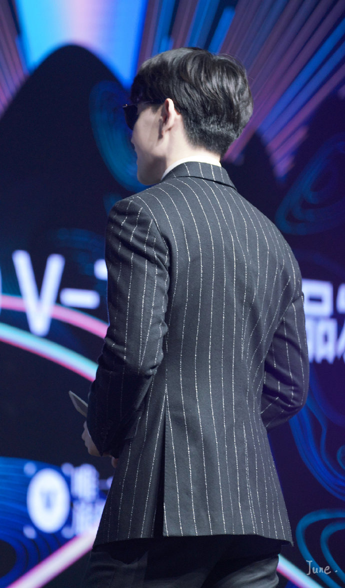 邓伦[超话]#满满安全感的背影