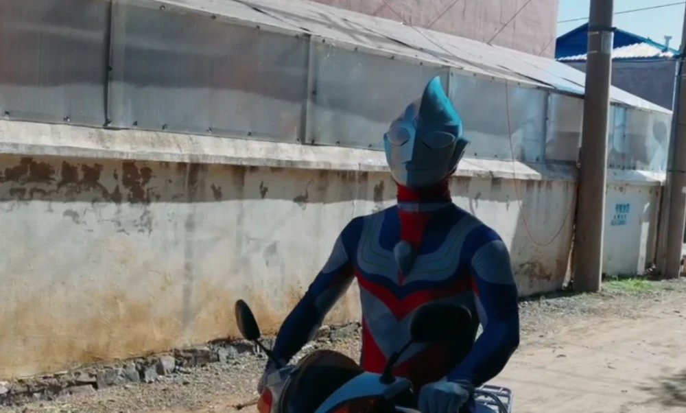 美食主播小群化身奥特曼?水车直播连麦女主播,节目效果爆炸_腾讯新闻