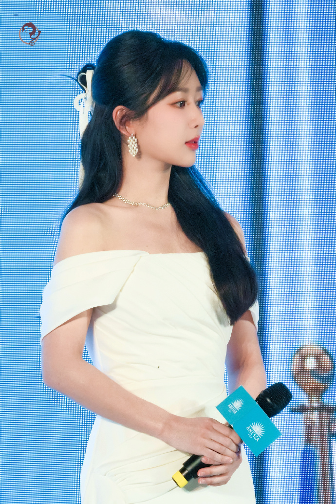 杨紫一字肩白裙