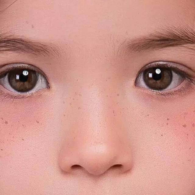 大家对于艾玛·沃特森的小雀斑津津乐道   其实小路易也有着迷人的