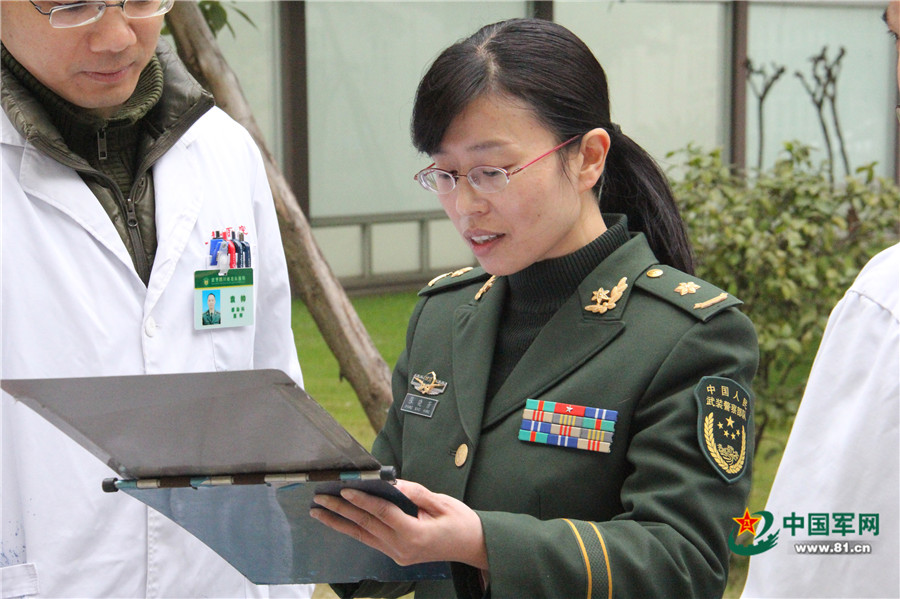 扎根"病毒窝"23年,这名军医的眼里只有患者