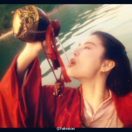 淡出影坛近二十年,她扮演的东方不败和白发魔女仍为人所津津乐道,不过