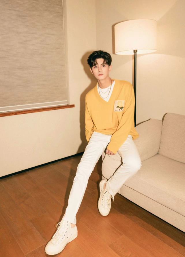 任嘉伦穿黄色针织衫好显白,搭配白色休闲裤,阳光可爱又帅气_哥哥_层次
