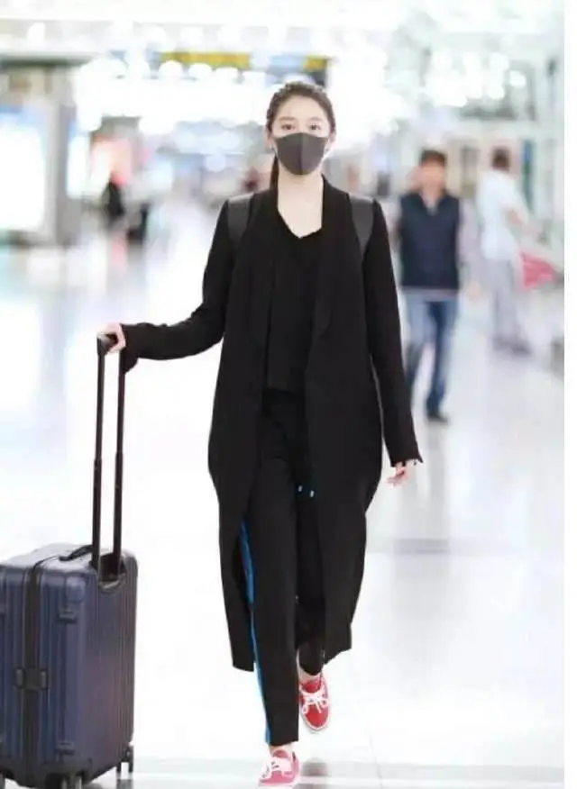 看过几张杂志大片,再来看关晓彤这张机场街拍照.