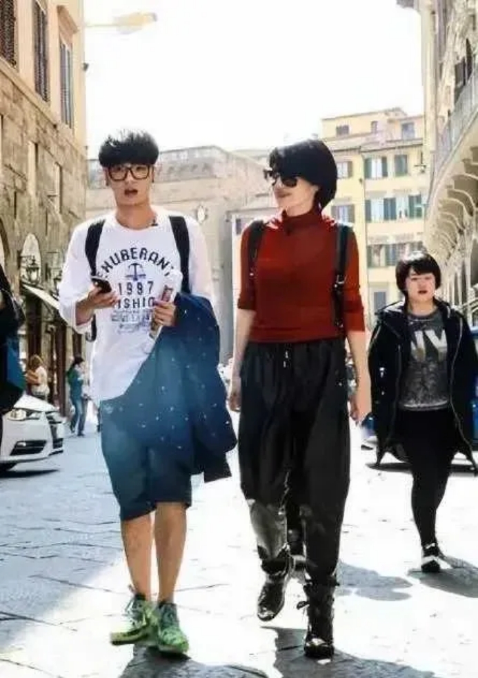 华晨宇与许晴爱情公开,两人年龄悬殊引发热议,华晨宇坚称很相爱.