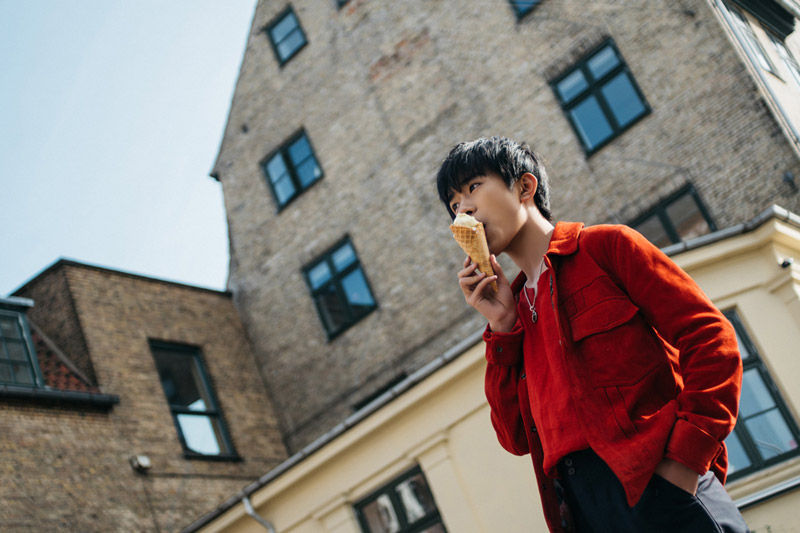 易烊千玺丹麦街拍曝光 街头吃冰淇淋呆萌乖巧