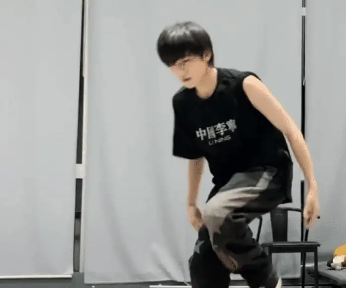 宋亚轩晒日常练舞视频一身黑色帅气又高冷谁料手臂线条更吸睛