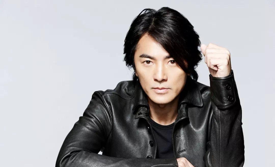 首先是这部作品紧紧抓住了年轻观众的心,而郑伊健又酷又帅的形象,正好