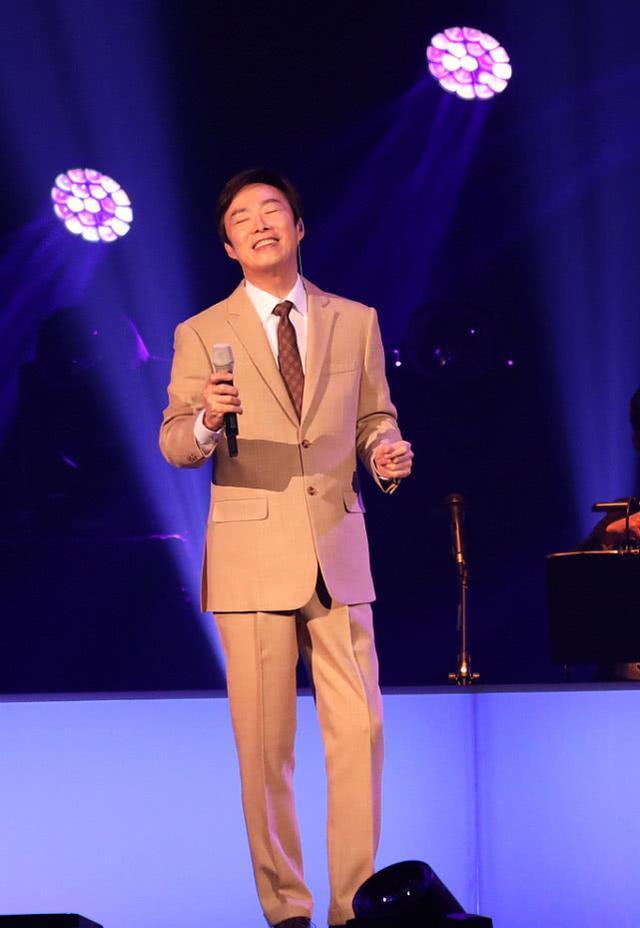 64岁费玉清举办告别演唱会,穿卡其色西服套装,搭领带绅士感十足