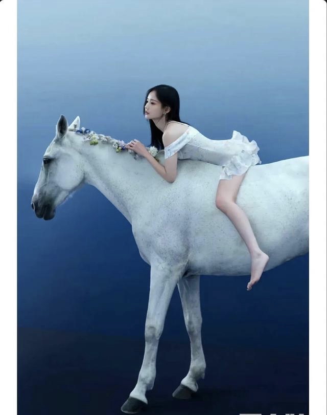 乖乖女形象的李一桐,五官精致,长相古典,沉鱼落雁,闭月羞花,明眸