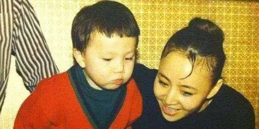 原创原创58岁宋丹丹与亲家母带娃孙子肉嘟嘟软萌可爱像极巴图小时候