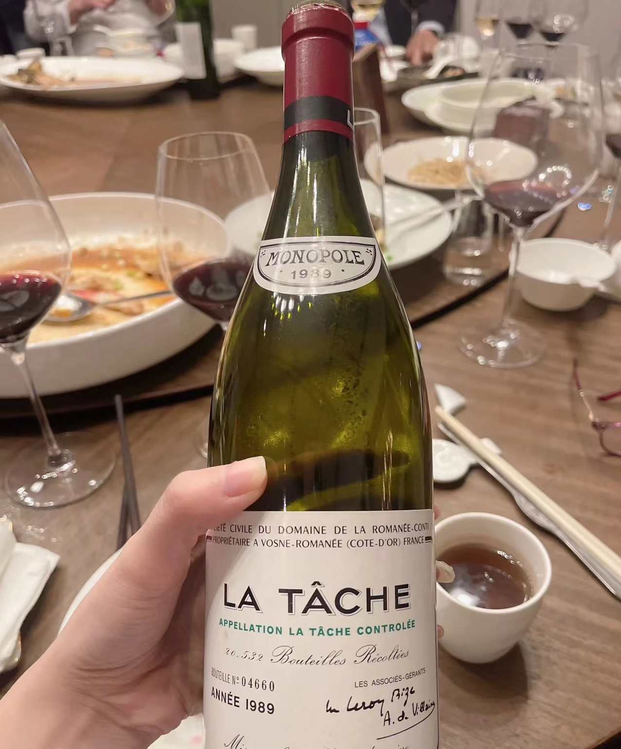 59岁水均益与富婆美女合影,吃大餐喝名贵洋酒,发福油腻样貌大变