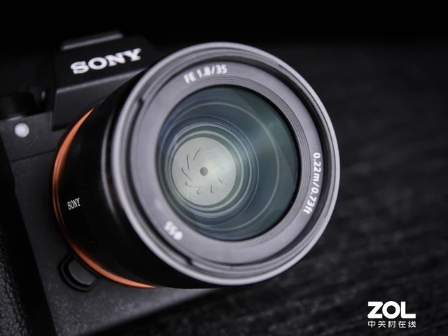 索尼fe35mmf1.8镜头体积比较轻巧,镜头尺寸65.